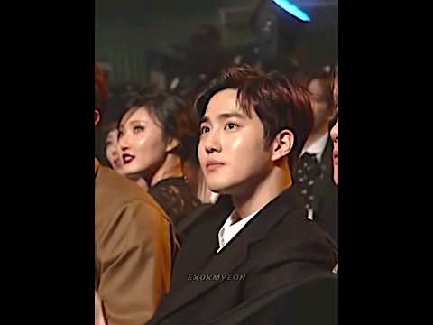 The most powerful look at the camera during award ceremonies #exo #baekhyun