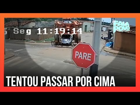 Máquina agrícola bate em veículo parado em cruzamento em Iraí de Minas