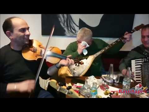 Këngetari këndon me lot në sy ju bën të qani shiqoni qka osht malli për Atdhe malli i vendlindjes