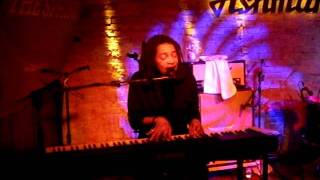 SANANDA MAITREYA (TERENCE TRENT D&#39;ARBY) &quot;LET HER DOWN EASY&quot;, live @ FISHMARKET -PD-