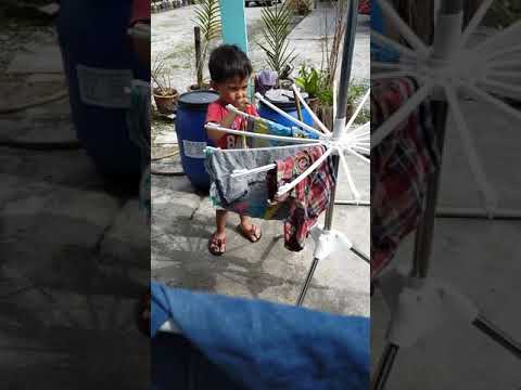 Budak 3tahun  jemur baju