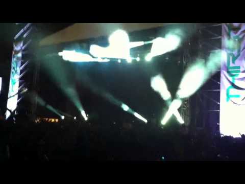 Raise Your Head - Alesso w/ Epic - Quintino & Sandro Silva by AVICII Live @ Thirst 2012
