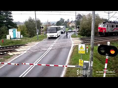 Patrzyków: niebezpieczne zdarzenie na przejeździe kolejowo-drogowym