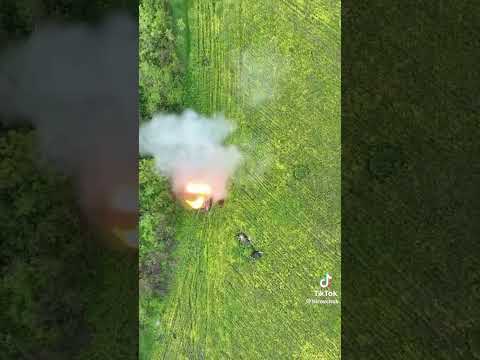 Ukraynalı askerler drone'dan atılan mühimmat ile Rus tankını böyle imha ediyor.