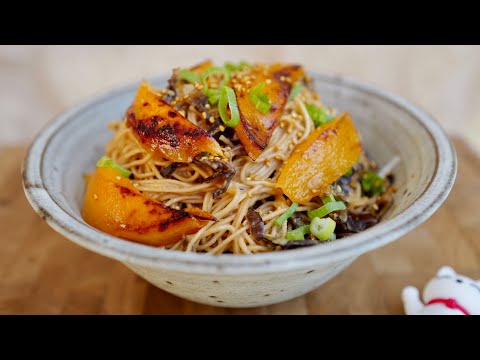 Stir-fried noodles with peanut sauce and roasted mango