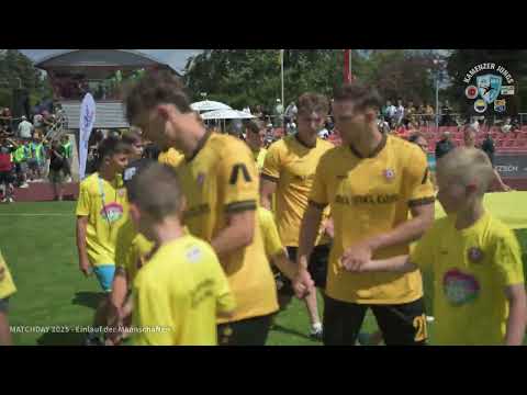Gänsehautmoment in Kamenz: Einlauf der Mannschaften SG Dynamo Dresden & Kamenzer Jungs