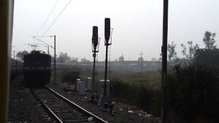 preview picture of video '12628 WAP4 Karnataka Express meets 12853 WAP4 Amarkantak Express outside Itarsi'