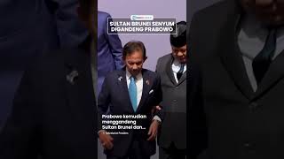 Adab Prabowo Kembali Disorot, Tiba-tiba Tunggu hingga Gandeng Sultan Brunei saat Turuni Tangga