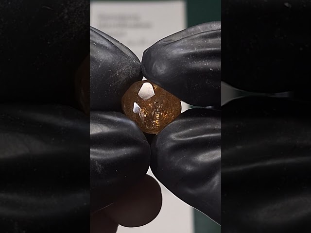 حجر الشمس الطبيعي مفحوص و موثق بشهادة مختبر