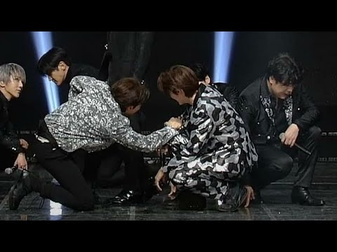 Ahhhh Kyuhyun accidentally stepped on Eunhyuk's foot that’s why there is ENDING GIGGLING FAIRIES