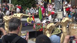 丸見え娘の金粉ショー