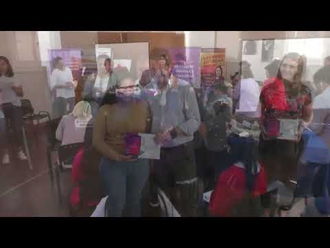 Programadoras: Mujeres que se forman en nuevas tecnologías recibieron equipos digitales