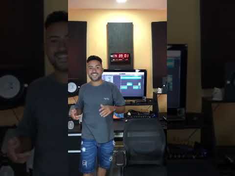 MC LEOZINHO MC TOCHA LONGE DE MIM NO STUDIO