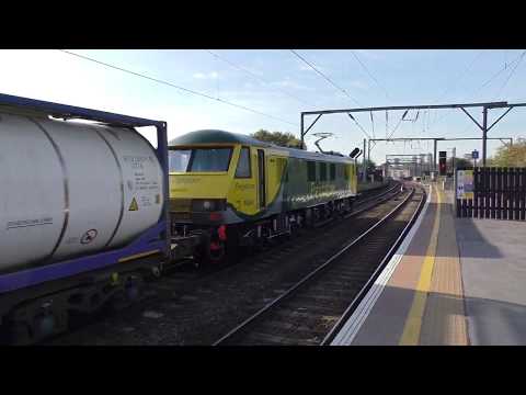 (HD) Repainted Freightliner 90042 passes Camden Road working 4M81 - 31/10/14