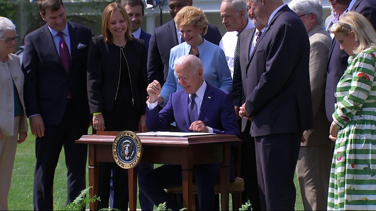 Biden hails 2030 target of 50% electric vehicles - YouTube