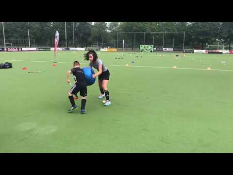 SKILLZ hockeysupport - aannemen van de bal (gebruik de tegenstander als draaipunt)