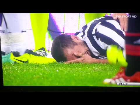 Mexes pugno in faccia a Chiellini