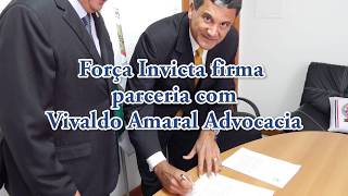 Assinatura do contrato entre a FORÇA INVICTA e Vivaldo Amaral Advocacia