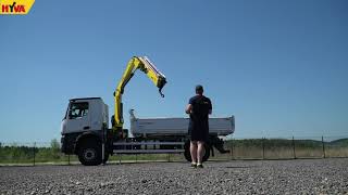 Mercedes-Benz AROCS 2136 med trevägs kipper och HYVA kran