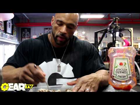 IFBB Pro Bodybuilder Juan Morel's Post Workout Meal: Eating at the gym!