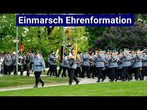 Einmarsch Ehrenformation FA/UA-Btl 2 (HMK Kassel) mit Regimentsgruß - Fackeln und Marschmusik