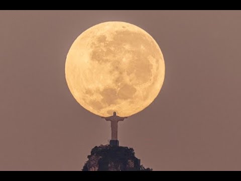 Pamje magjike, statuja e famshme e Jezusit në Rio De Janero ‘ngre’ hënën me duar