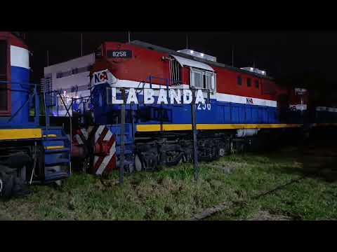 Alco (8235)+ Alco (8256) y Alco (8263), las 3 livianas apagadas en via 2 frente a "Est. La Banda" 🚂🌃