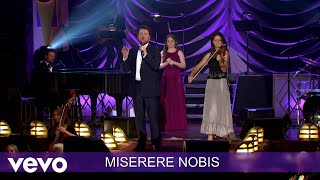 David Phelps, Maggie Beth Phelps, Gaither - Agnus Dei (Lyric Video / Live In Columbia, TN/2012)