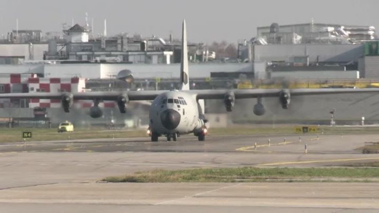 Milano, atterrato a Linate l'aereo di Stato con le vittime di Crans-Montana