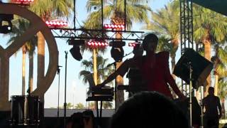 Yelle: Qui Est Cette Fille / Unillusion (live @ Coachella 2011)