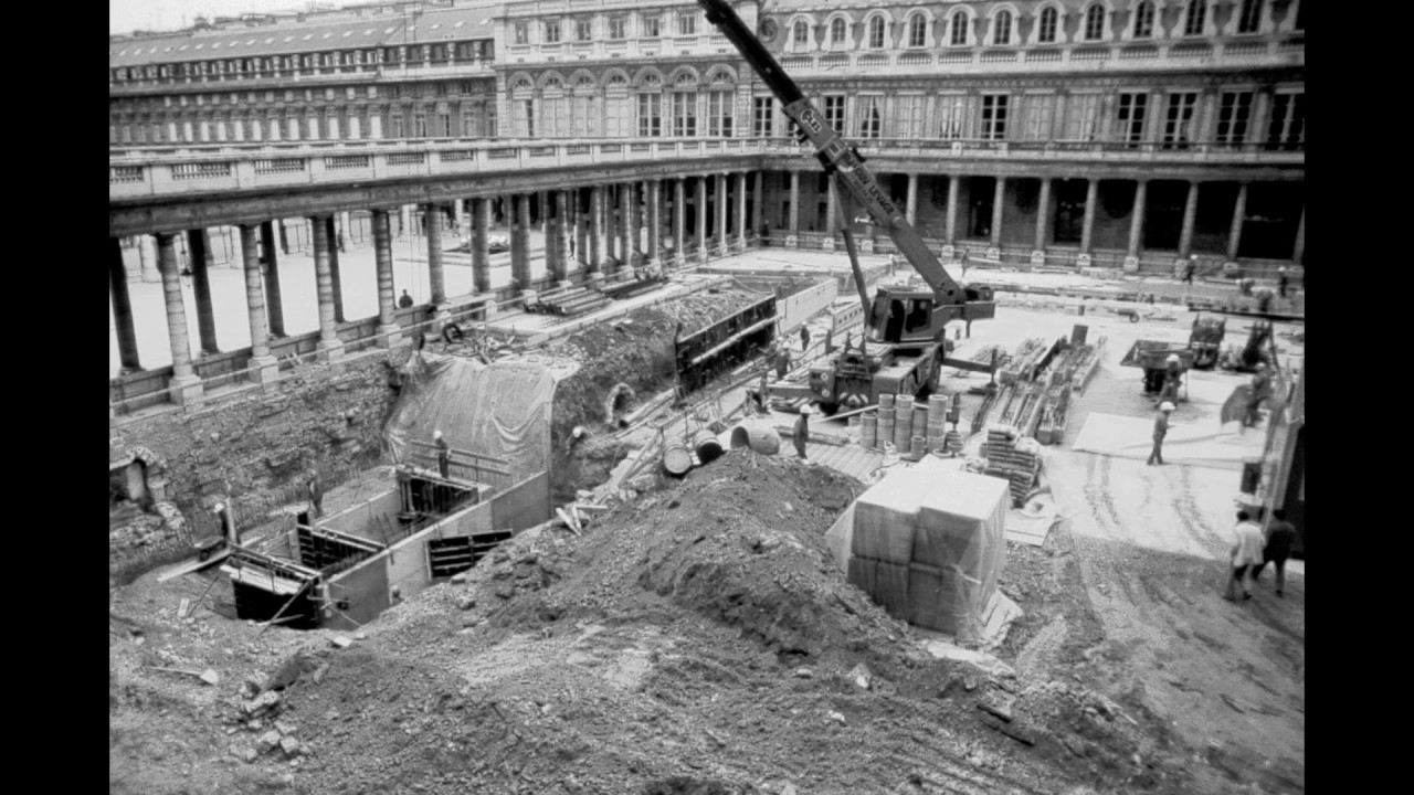 Colonnes Buren à Paris, en cours de construction, année1986.