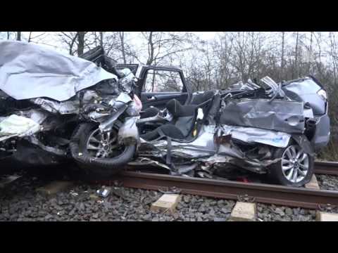Zug erfasst Pkw an unbeschranktem Bahnübergang