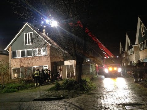 Prio 1 TS 08-4231 HW 08-3351 met spoed naar schoorsteen brand in Beuningen
