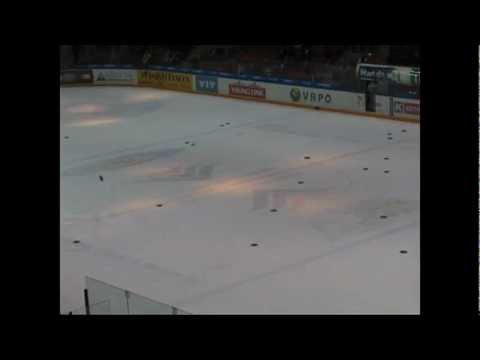 Elixia kuntokeskuksen frisbeekilpailu erätauolla ottelussa JYP-Pelicans 29.1.2004