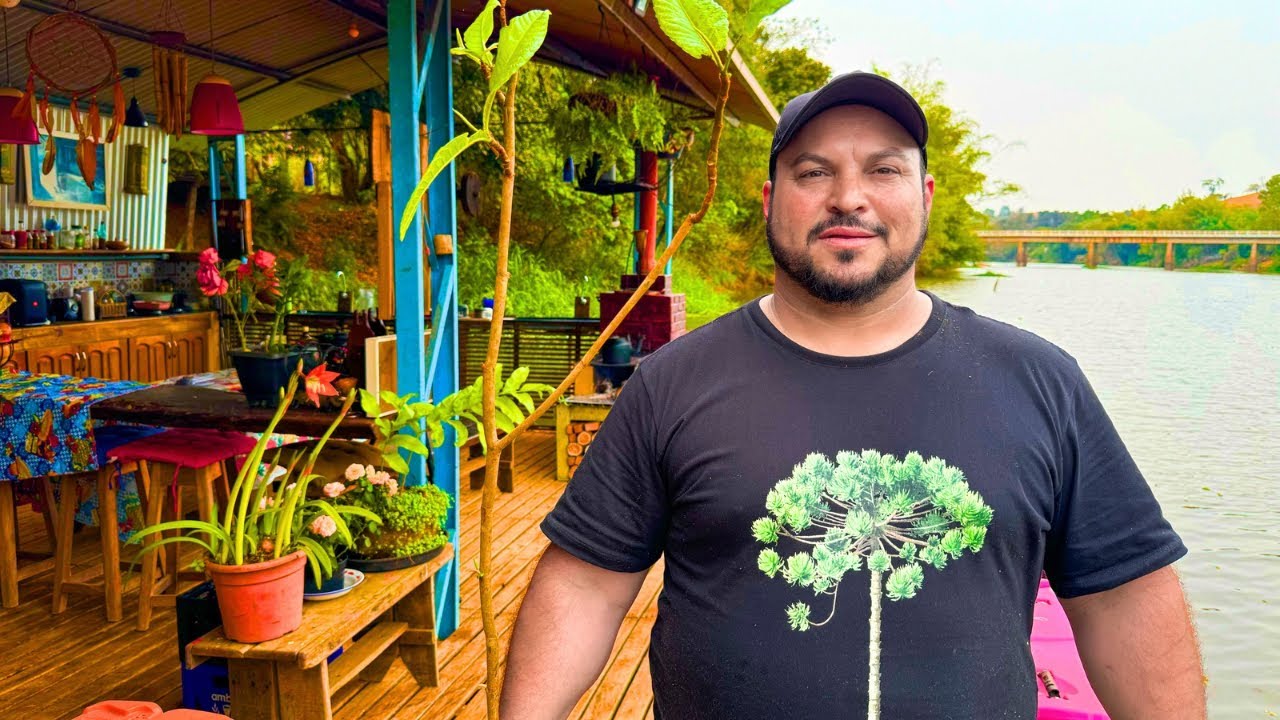 ELE MORA EM CIMA DO RIO: Conheça sua CASA FLUTUANTE
