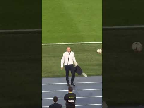 Allegri impazzisce e lancia la giacca nella finale di Coppa Italia tra Atalanta e Juventus