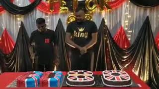 Download lagu Potong kek harijadi guna pedang samurai mp3 Download lagu Potong kek harijadi guna pedang samurai mp3