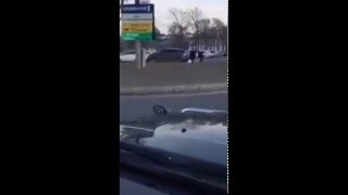 Уссурийск - Ребята на Lexus засыпают ямы в Уссурийске.