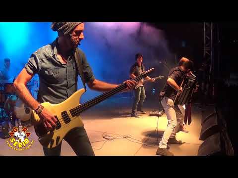 Grupo Maate Quente canta para uma multidao na Festa Junina de Juquitiba 2018