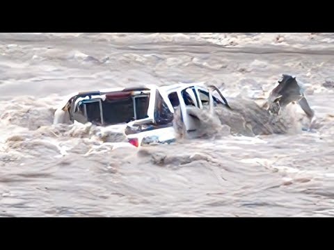 Camioneta con pasajeros cayó a un río tras el colapso de un puente en Sucúa