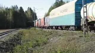 preview picture of video 'Finnish freight train 4053 passes Ohenmäki curve'