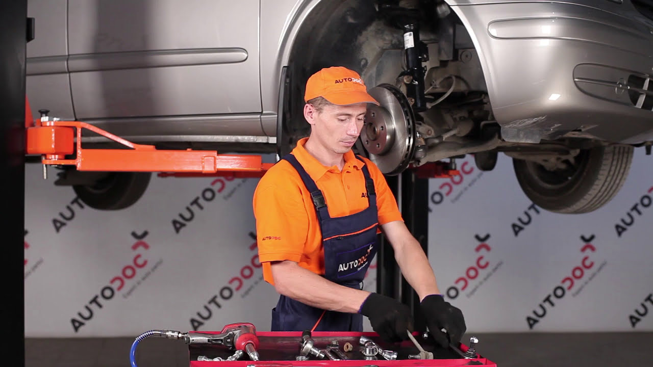 Jak vyměnit přední tyčky stabilizátora na Mercedes Vito W639 – návod k výměně