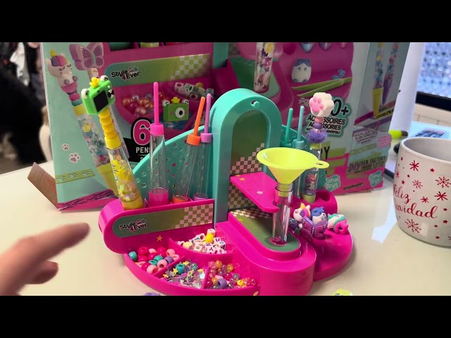 Vídeo relacionado con Juego de lápices para hacer uno mismo, juego de 60 accesorios, juego de manualidades para niños a partir de 6 años, bolígrafo personalizado, manualidades, cumpleaños infantiles, juguetes creativos