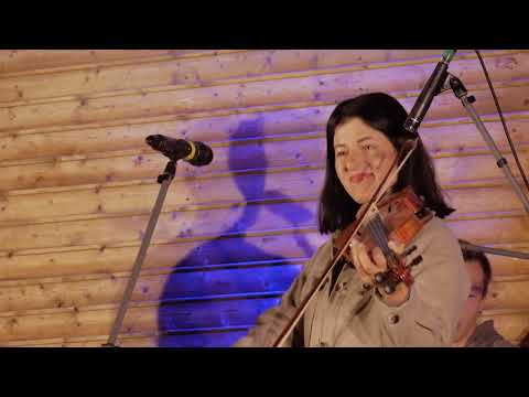 RIKŠI // Upe nesa ozoliņu