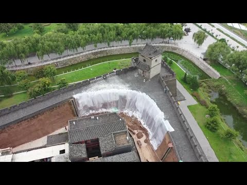 Reparos na antiga muralha da cidade de Pingyao, danificada por fortes chuvas, começam na província de Shanxi