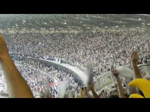 "Final Libertadores 2013. Torcida do Atlético-MG dá show cantando o hino!" Barra: Movimento 105 Minutos • Club: Atlético Mineiro