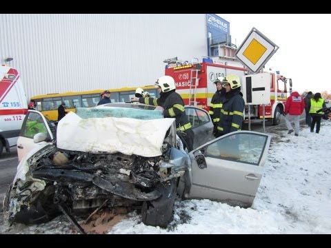 Nehoda Trebatice:  Vodiča prevážal vrtuľník