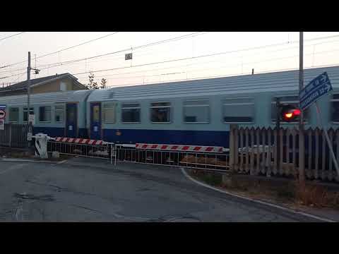 Passaggio a livello Nizza Monferrato (AT) Espresso Roma-Alba - Level crossing - Spoorwegovergang