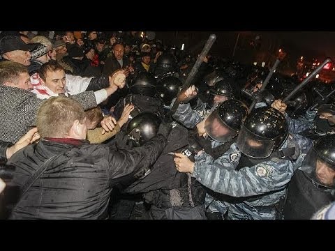 أوكرانيا: مواجهات بين الشرطة ومحتجين على تراجع الحكومة عن اتفاقية مع الاتحاد الاوروبي