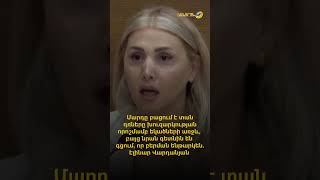 Մարդը բացում է տան դռները, բայց նրան գետնին են գցում, որ բերման ենթարկեն